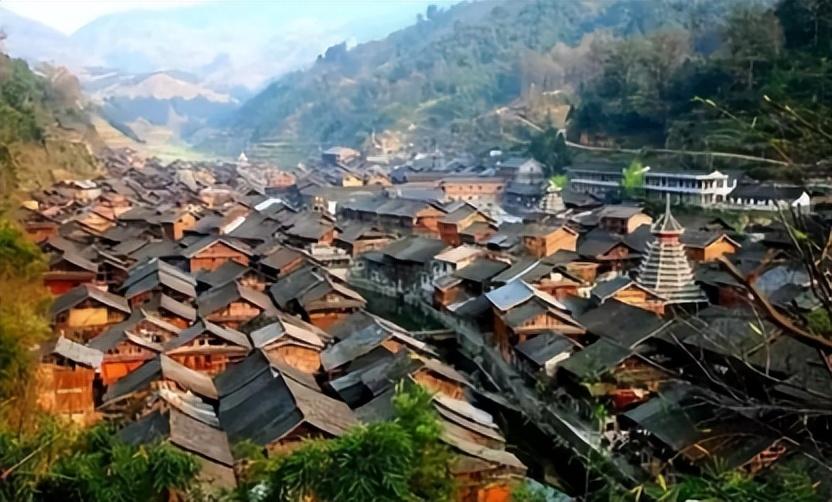 丹寨旅游小镇最新动态，蓬勃发展与挑战并存同步更新